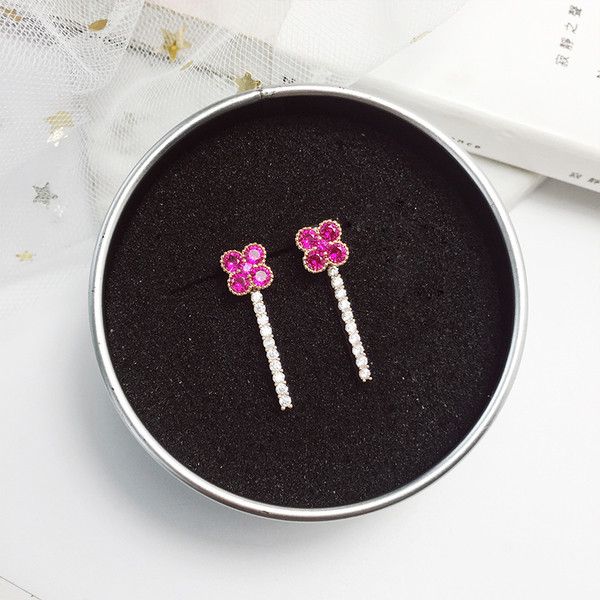 Καθημερινά γυναικεία σκουλαρίκια  με floral στοιχείο σε ροζ χρώμα