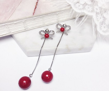 Κομψά γυναικεία σκουλαρίκια σε σχήμα κορδέλας με μαργαριτάρι