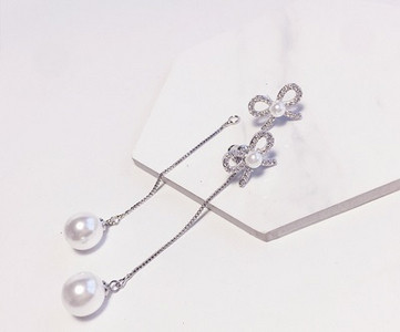 Κομψά γυναικεία σκουλαρίκια σε σχήμα κορδέλας με μαργαριτάρι