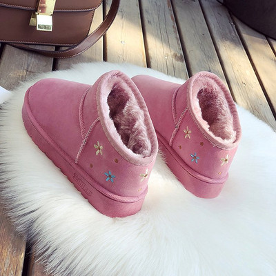 Γυναικείες μπότες με κεντήματα σε τρία χρώματα