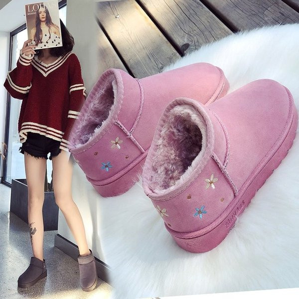 Γυναικείες μπότες με κεντήματα σε τρία χρώματα