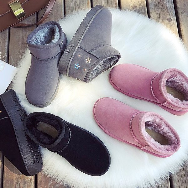 Γυναικείες μπότες με κεντήματα σε τρία χρώματα