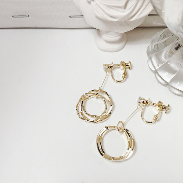 Κομψά σκουλαρίκια γυναικεία στρογγυλά με διακοσμητική πέτρα