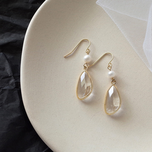 Egyszerű női gyöngyös fülbevaló