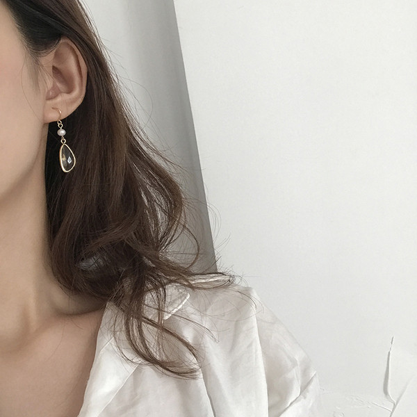 Egyszerű női gyöngyös fülbevaló