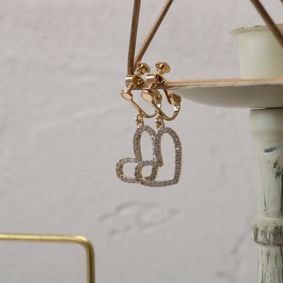 Μικρά απαλά γυναικεία σκουλαρίκια σε σχήμα καρδιάς 