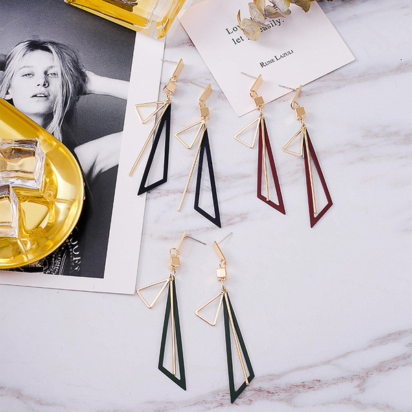 Κομψά γυναικεία σκουλαρίκια σε τριγωνικό σχήμα - τρία χρώματα