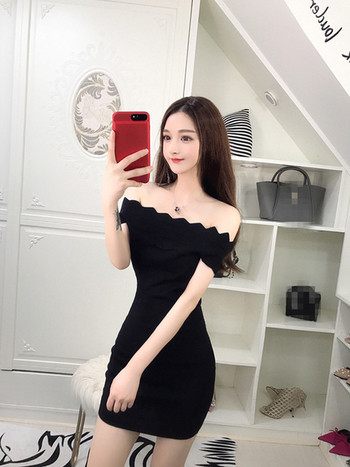 Stílusos női ruha fekete és piros színben