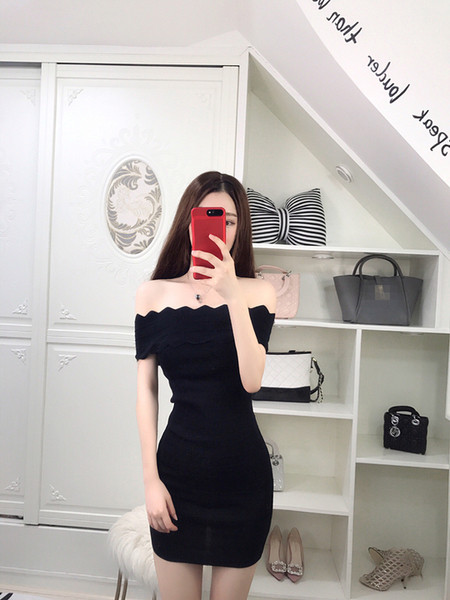 Stílusos női ruha fekete és piros színben