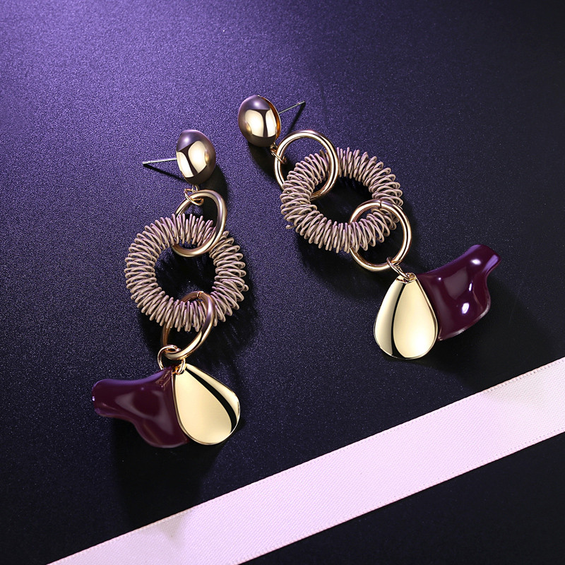 Női nem szabványos fülbevaló érdekes formában