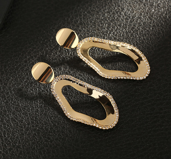 Moдерни дамски обеци в небрежна форма с камъни 