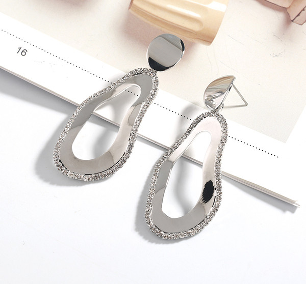 Moдерни дамски обеци в небрежна форма с камъни 