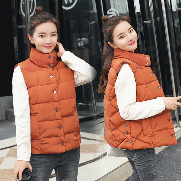 Női mellény három színben, fém gombokkal