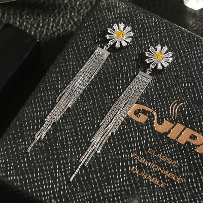 Κομψά γυναικεία σκουλαρίκια κρεμαστά - τέσσερα μοντέλα