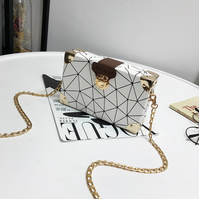 Κομψή γυναικεία τσάντα με μεταλλικό κούμπωμα σε τρία χρώματα