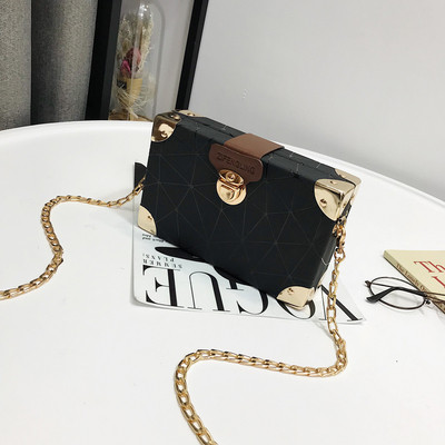 Κομψή γυναικεία τσάντα με μεταλλικό κούμπωμα σε τρία χρώματα