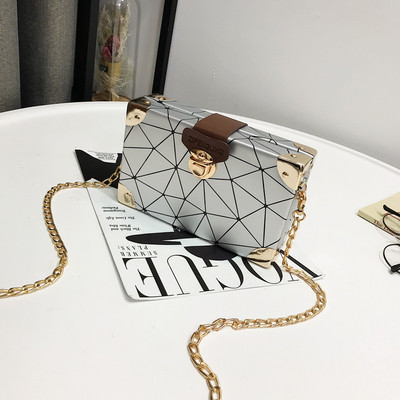 Κομψή γυναικεία τσάντα με μεταλλικό κούμπωμα σε τρία χρώματα