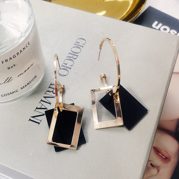 Formális női kerek fülbevaló medállal