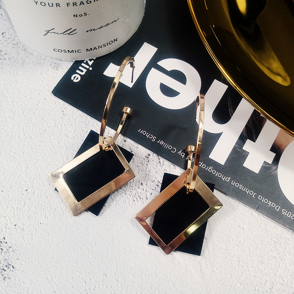 Formális női kerek fülbevaló medállal