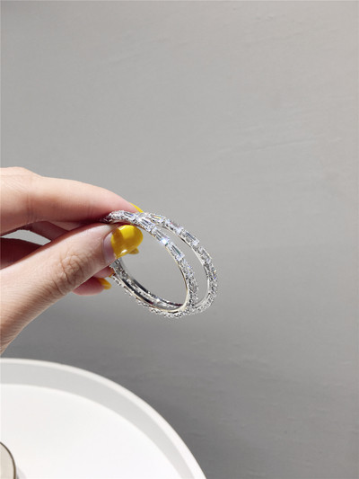 Modern női kerek fülbevaló kövekkel, két színben