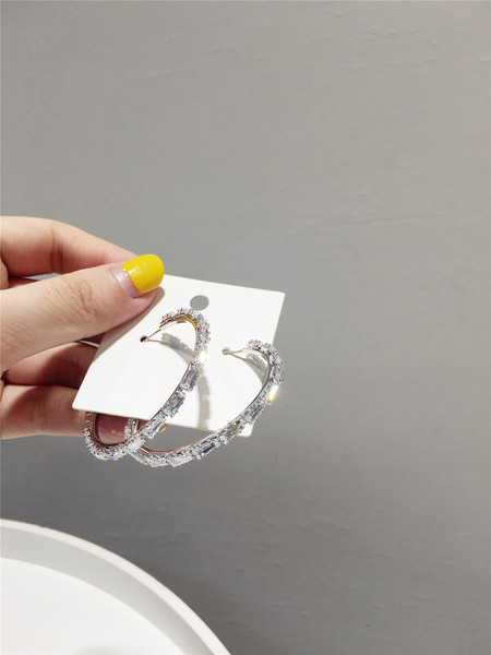 Modern női kerek fülbevaló kövekkel, két színben