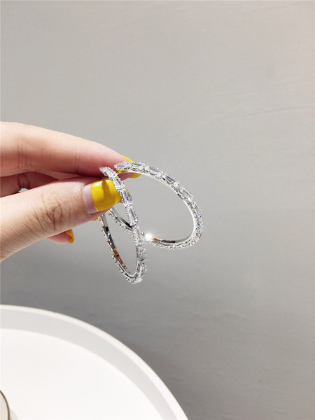 Modern női kerek fülbevaló kövekkel, két színben