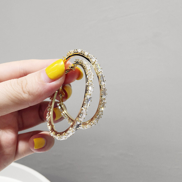 Modern női kerek fülbevaló kövekkel, két színben