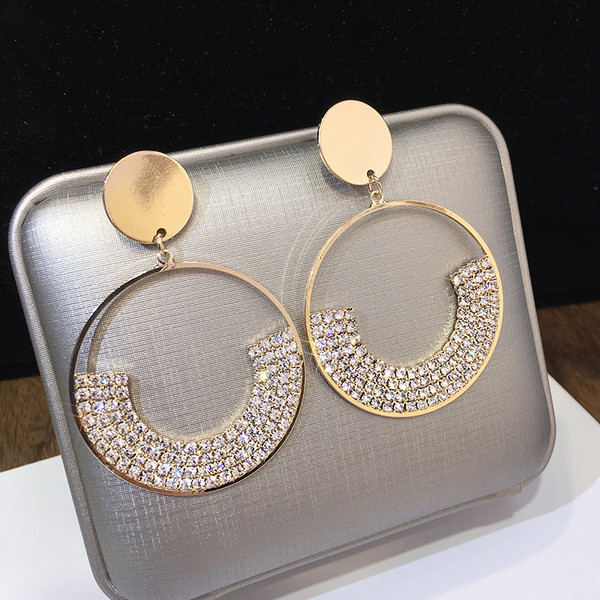 Stílusos női kerek fülbevaló kövekkel, két színben