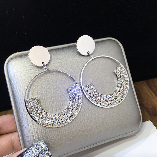 Stílusos női kerek fülbevaló kövekkel, két színben