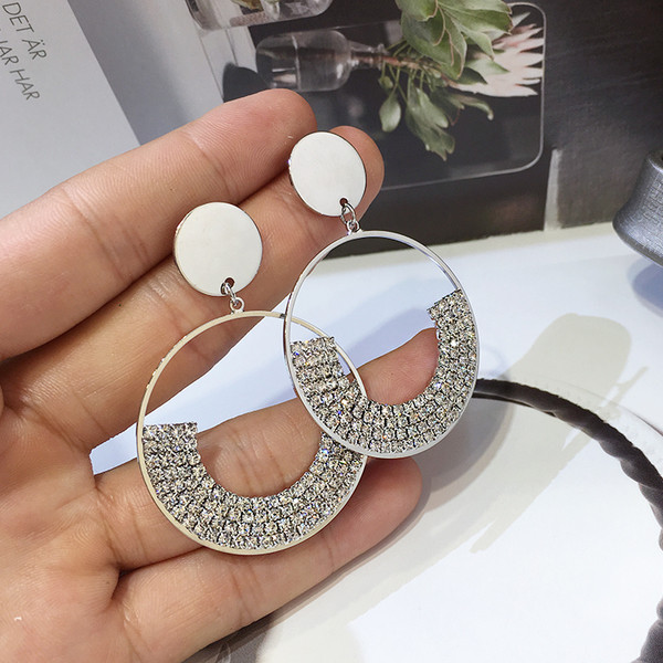 Stílusos női kerek fülbevaló kövekkel, két színben
