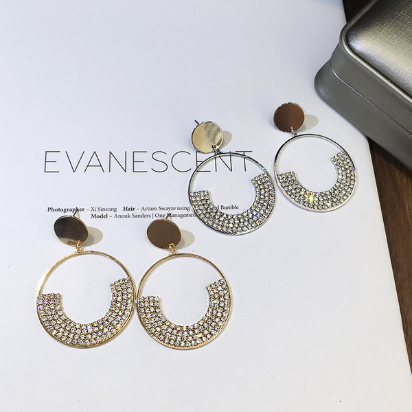 Stílusos női kerek fülbevaló kövekkel, két színben