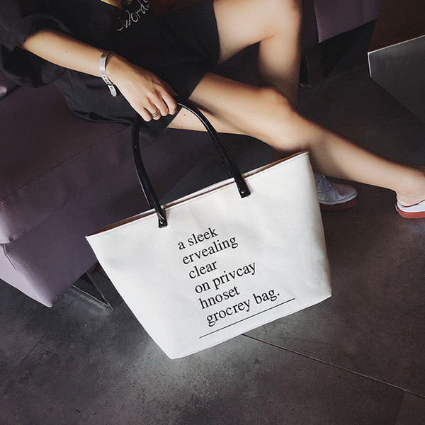 Stílusos női táska két színben felirattal