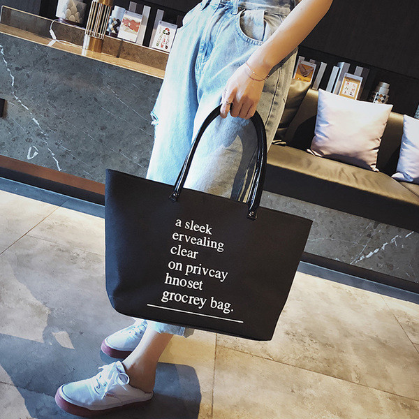 Stílusos női táska két színben felirattal