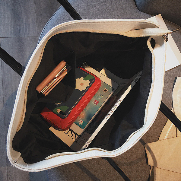 Stílusos női táska két színben felirattal