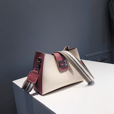 Κομψή γυναικεία τσάντα σε τρία χρώματα με μεταλλικό κούμπωμα