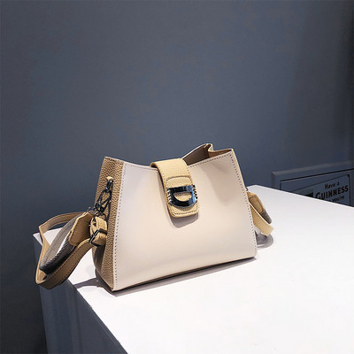 Κομψή γυναικεία τσάντα σε τρία χρώματα με μεταλλικό κούμπωμα