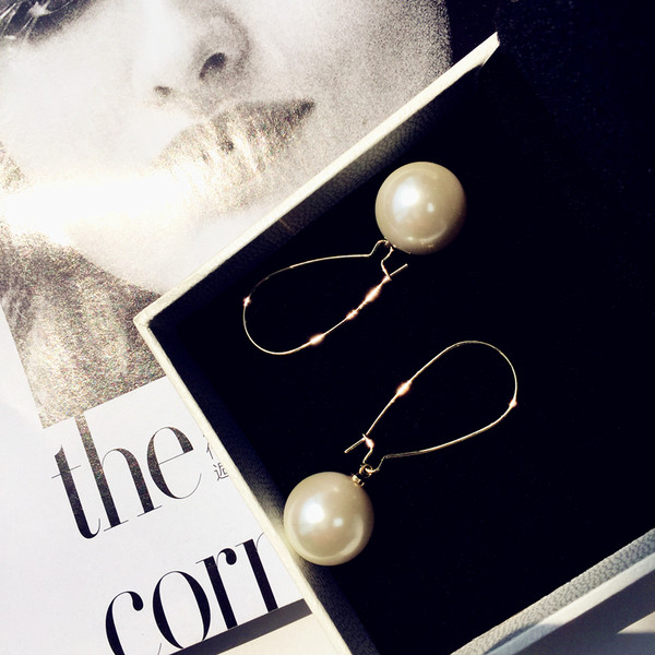 Alkalmi női hosszú fülbevaló gyöngyökkel