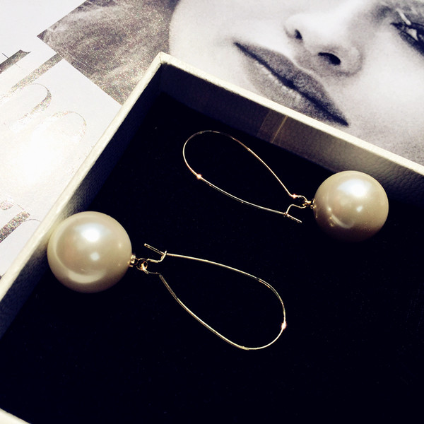 Alkalmi női hosszú fülbevaló gyöngyökkel