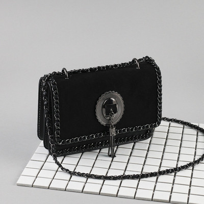 Γυναικεία τσάντα  με μεταλλική αλυσίδα σε πέντε χρώματα