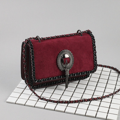 Γυναικεία τσάντα  με μεταλλική αλυσίδα σε πέντε χρώματα