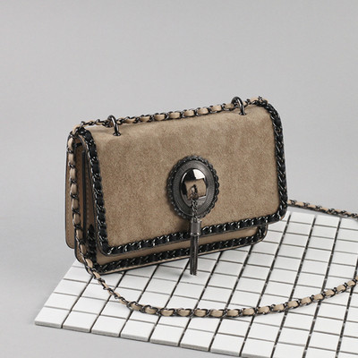 Γυναικεία τσάντα  με μεταλλική αλυσίδα σε πέντε χρώματα