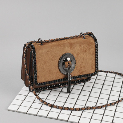 Γυναικεία τσάντα  με μεταλλική αλυσίδα σε πέντε χρώματα