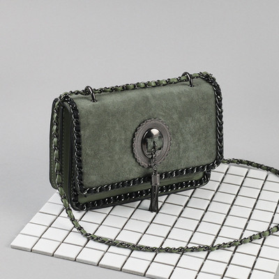 Γυναικεία τσάντα  με μεταλλική αλυσίδα σε πέντε χρώματα