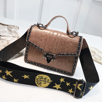 Σύγχρονη  γυναικεία τσάντα με μεταλλικό κούμπωμα σε τέσσερα χρώματα