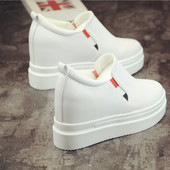 Κομψά γυναικεία αθλητικά παπούτσια με εσωτερική πλατφόρμα σε δύο χρώματα