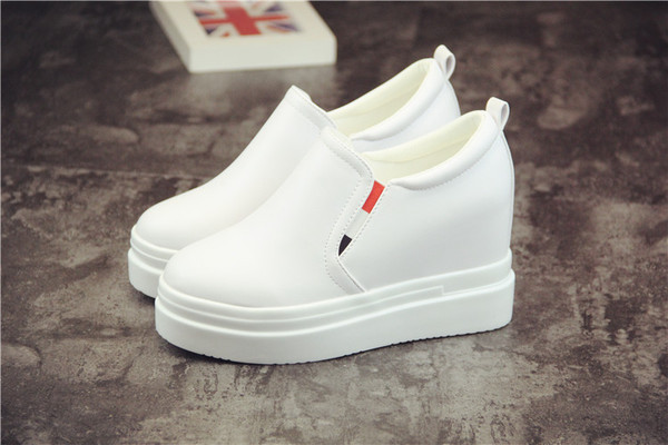 Κομψά γυναικεία αθλητικά παπούτσια με εσωτερική πλατφόρμα σε δύο χρώματα