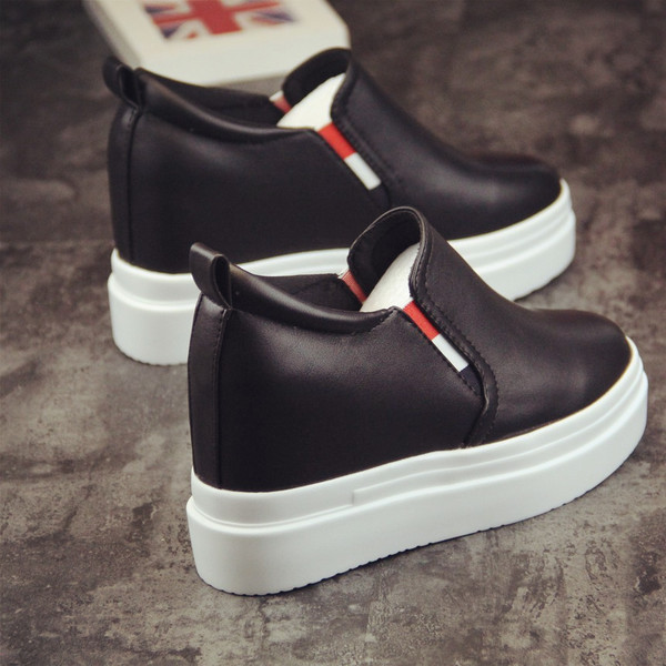 Κομψά γυναικεία αθλητικά παπούτσια με εσωτερική πλατφόρμα σε δύο χρώματα