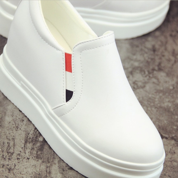 Κομψά γυναικεία αθλητικά παπούτσια με εσωτερική πλατφόρμα σε δύο χρώματα