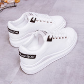 Γυναικεία μοντέρνα αθλητικά παπούτσια σε λευκό χρώμα με επιγραφή