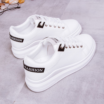 Γυναικεία μοντέρνα αθλητικά παπούτσια σε λευκό χρώμα με επιγραφή